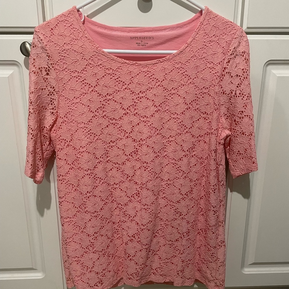 Women’s small coral lace top fully lined. Short sleeve tee.